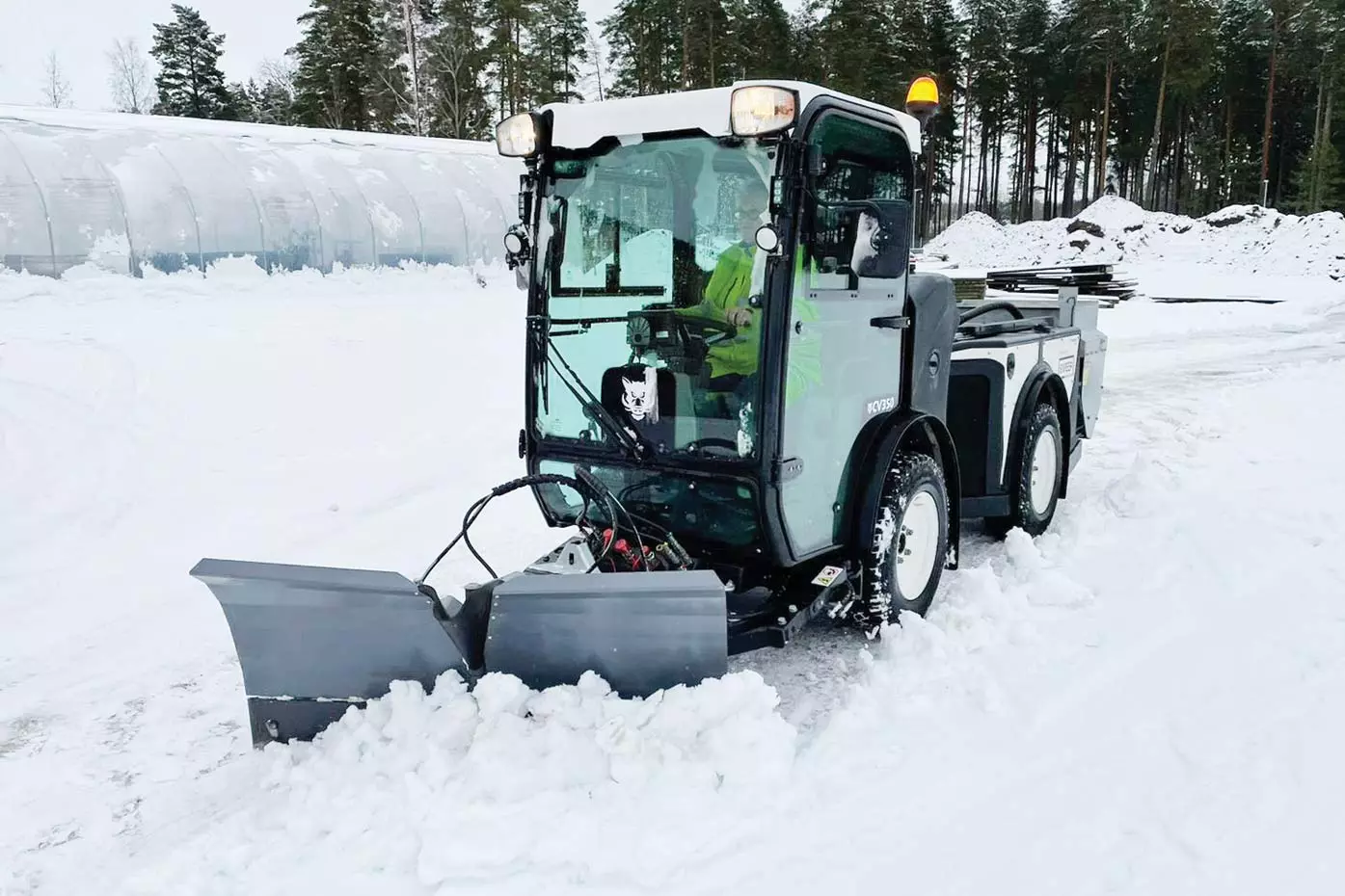 MULTIHOG CV 350 SWEEPER