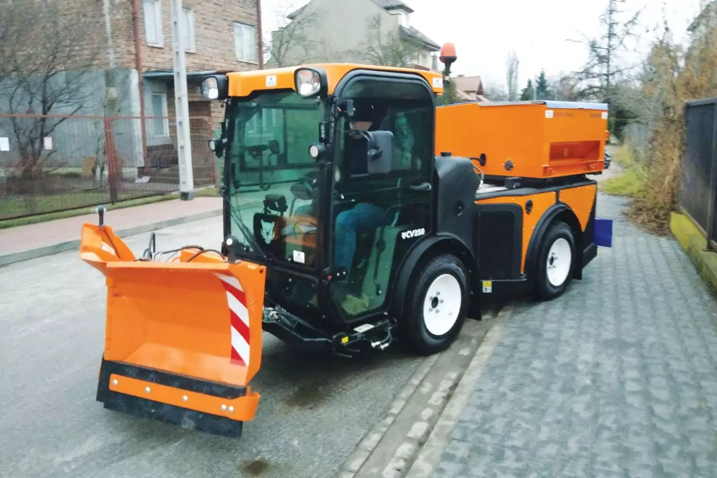 MULTIHOG CV 350 SWEEPER